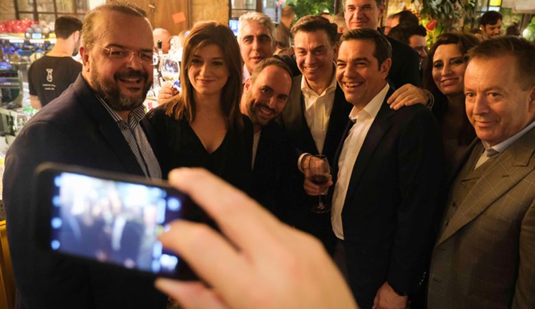 Αλέξης Τσίπρας στου Ψυρρή: Χαλαρό ποτό και selfies με τους βουλευτές του ΣΥΡΙΖΑ