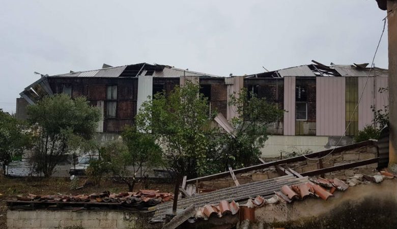Βίντεο από την στιγμή που ανεμοστρόβιλος «ξηλώνει» οροφή εργοστασίου στην Καλαμάτα