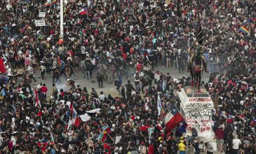 Χιλή: Ο εγκέλαδος «χτύπησε» την ώρα των διαδηλώσεων