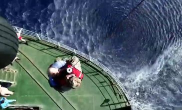 Βίντεο από τη διακομιδή ασθενούς από ρωσικό πλοίο με ελικόπτερο του Ναυτικού