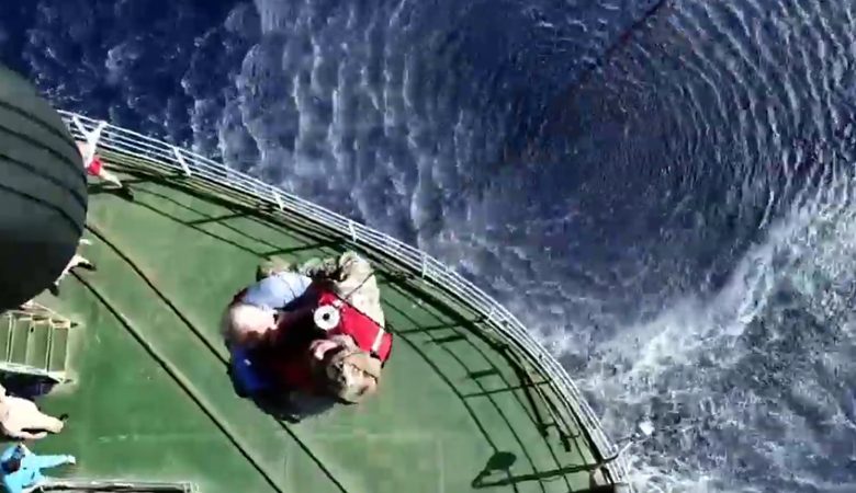 Βίντεο από τη διακομιδή ασθενούς από ρωσικό πλοίο με ελικόπτερο του Ναυτικού