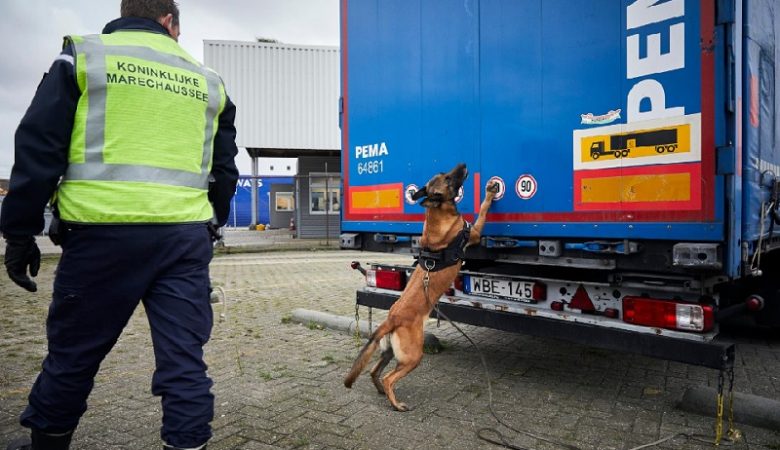 Δέκα έξι μετανάστες βρέθηκαν κρυμμένοι σε φορτηγό στην Ολλανδία