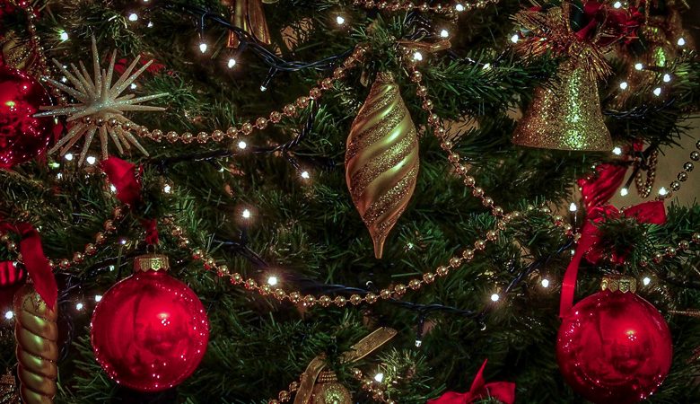 Φωταγωγήθηκε το πρώτο Χριστουγεννιάτικο δένδρο στην Ελλάδα