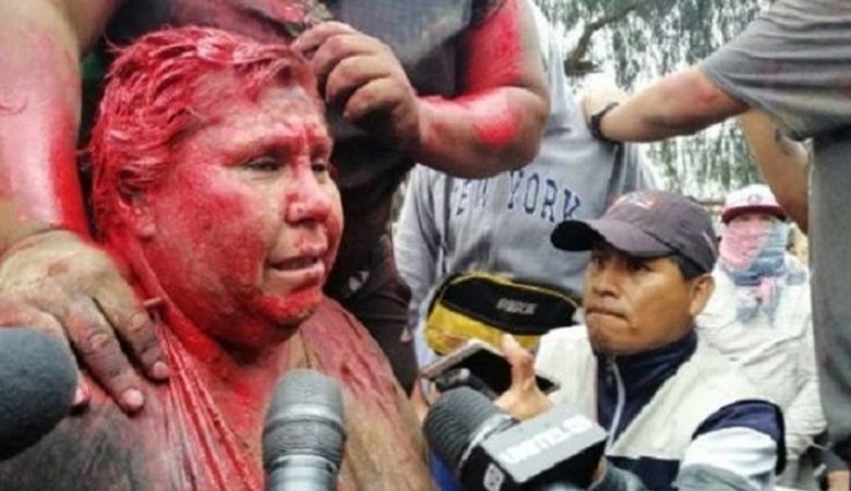 Κούρεψαν με τη βία και έβαψαν κόκκινη δήμαρχο στη Βολιβία