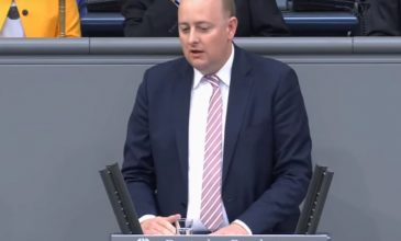 Γερμανός βουλευτής καταρρέει ενώ μιλάει στο βήμα της Βουλής