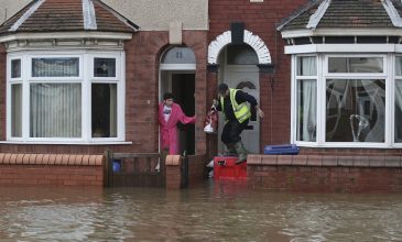 Μία γυναίκα νεκρή από τις πλημμύρες στην Αγγλία