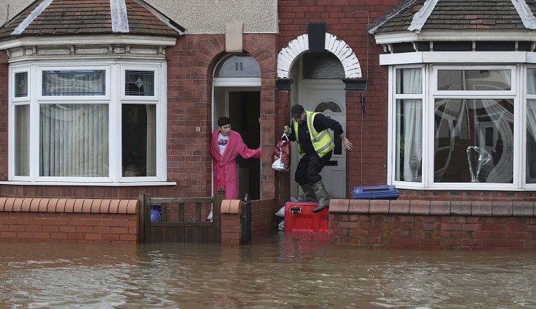 Μία γυναίκα νεκρή από τις πλημμύρες στην Αγγλία