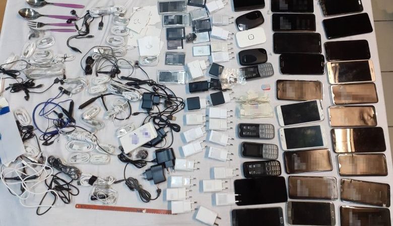 Έκρυψε κινητά και μία λάμα σε… ραπτομηχανή για να τα βάλει στην φυλακή