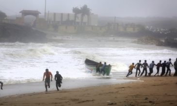 Φονικός κυκλώνας σαρώνει την Ινδία