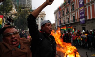 Χάος στη Βολιβία: Επιθέσεις στο σπίτι του Μοράλες, υπηρεσιακή πρόεδρος η Τζανίνε Άνιες