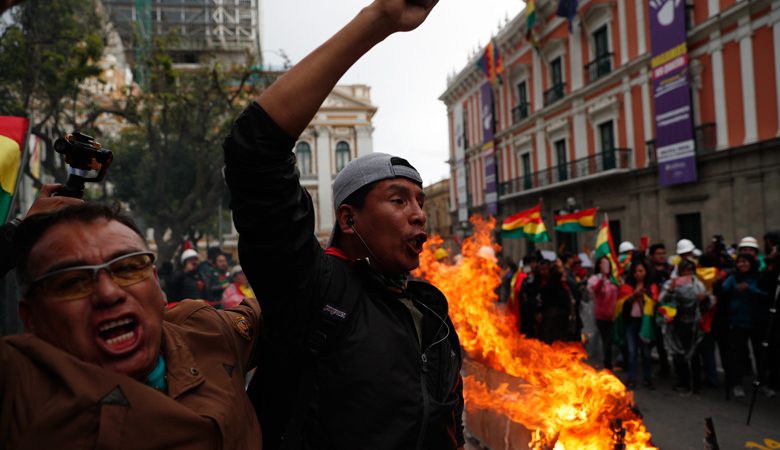 Χάος στη Βολιβία: Επιθέσεις στο σπίτι του Μοράλες, υπηρεσιακή πρόεδρος η Τζανίνε Άνιες
