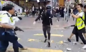 Βίντεο: Η στιγμή που αστυνομικός πυροβολεί εξ επαφής διαδηλωτή
