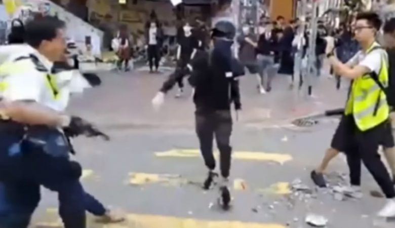 Βίντεο: Η στιγμή που αστυνομικός πυροβολεί εξ επαφής διαδηλωτή
