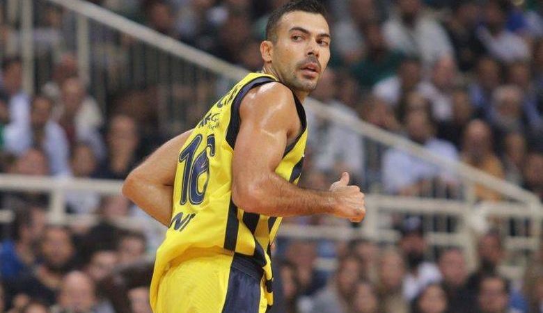 Απίστευτη επίθεση σε Σλούκα από Τούρκους οπαδούς για το πανό με τον Ερντογάν