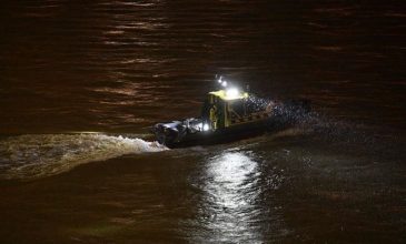 Τέσσερις αγνοούμενοι μετά από ανατροπή βάρκας στον Δούναβη