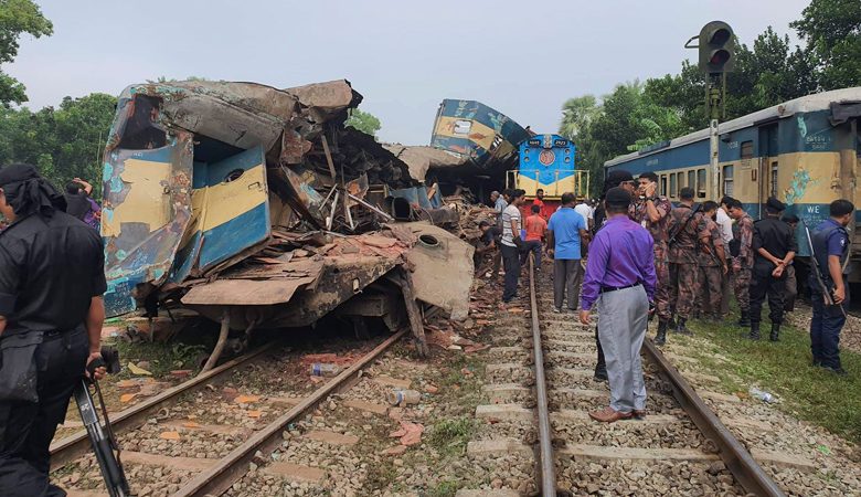 Μπανγκλαντές: Τουλάχιστον 16 νεκροί από μετωπική σύγκρουση επιβατικών τρένων