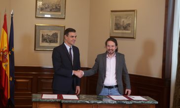 Ισπανία: Υπογράφηκε η συμφωνία Σοσιαλιστών-Podemos