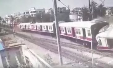 Η στιγμή που συγκρούονται μετωπικά δύο τρένα στην Ινδία