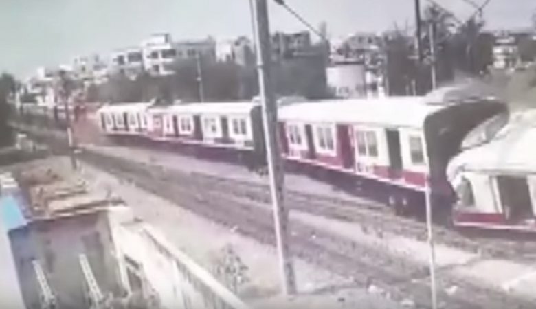 Η στιγμή που συγκρούονται μετωπικά δύο τρένα στην Ινδία