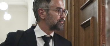 Απαλλάσσονται με βούλευμα ο πρώην αντιπρόεδρος της Novartis Κωνσταντίνος Φρουζής και ο καθηγητής Νίκος Μανιαδάκης