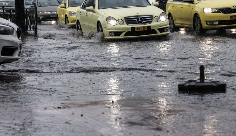 Διακόπηκε η κυκλοφορία και στα δύο ρεύματα της Πειραιώς λόγω της βροχόπτωσης