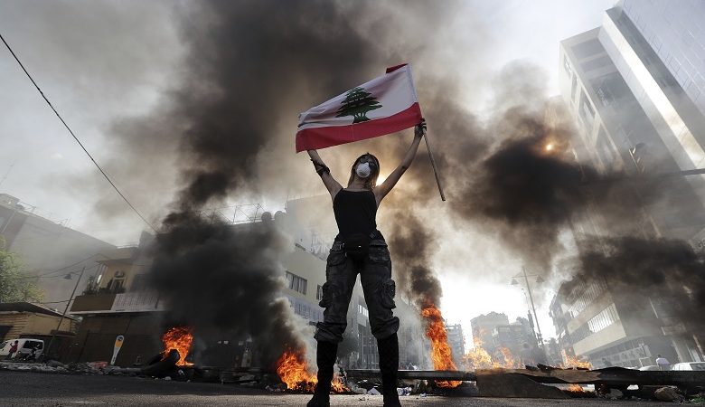 Λίβανος: Αποκλεισμένοι δρόμοι και διαδηλώσεις στο προεδρικό μέγαρο