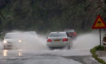 Δύο γυναίκες εγκλωβίστηκαν στο αυτοκίνητο τους λόγω βροχόπτωσης