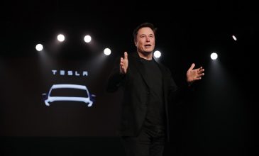 Ο λόγος που ο Elon Musk δεν επέλεξε τη Βρετανία για το πρώτο εργοστάσιο της Tesla