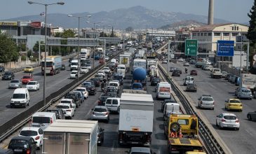 Παραμένουν οι καθυστερήσεις στην Αθηνών-Κορίνθου λόγω ανατροπής φορτηγού