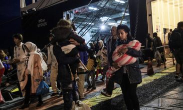 Έφθασαν στον Πειραιά 370 πρόσφυγες και μετανάστες από Μυτιλήνη και Χίο