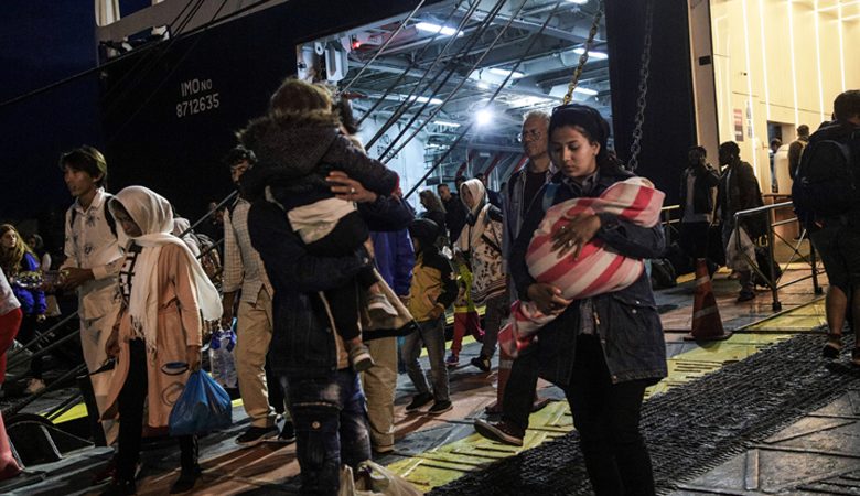 Στο λιμάνι του Πειραιά πρόσφυγες και μετανάστες από νησιά του ανατολικού Αιγαίου