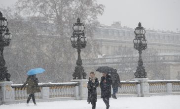 Ισχυρές χιονοπτώσεις στη Γαλλία – Ένας νεκρός και 300.000 νοικοκυριά χωρίς ηλεκτρικό ρεύμα