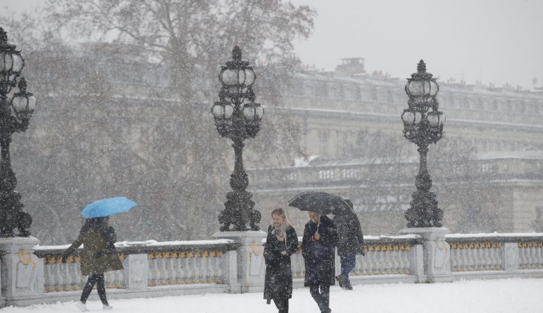 Ισχυρές χιονοπτώσεις στη Γαλλία – Ένας νεκρός και 300.000 νοικοκυριά χωρίς ηλεκτρικό ρεύμα