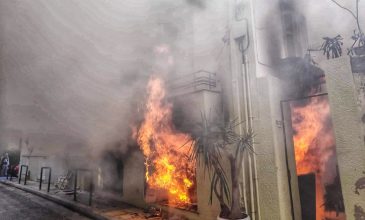 Βίντεο από την δραματική διάσωση στο φλεγόμενο σπίτι στην Κυψέλη