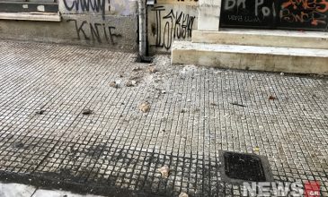 Έπεσαν τούβλα σε περαστικό από διατηρητέο κτίριο