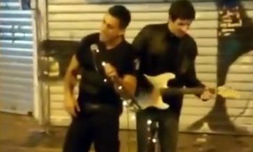 Αστυνομικός τραγουδά μαζί με πλανόδιο στο Μοναστηράκι το «Stand by me»