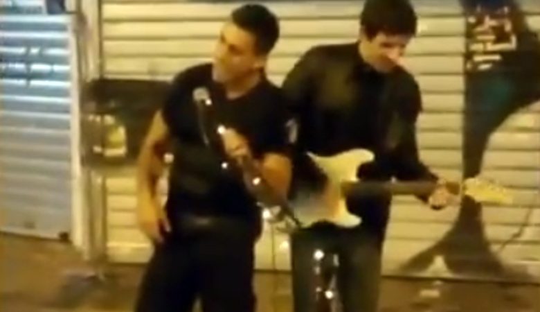 Αστυνομικός τραγουδά μαζί με πλανόδιο στο Μοναστηράκι το «Stand by me»