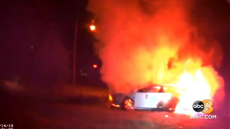 Σοκαριστικό βίντεο: Αστυνομικοί διέσωσαν γυναίκα μέσα από φλεγόμενο αυτοκίνητο