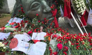 Πολυτεχνείο: Πλήθος κόσμου τιμά την 46η επέτειο της εξέγερσης