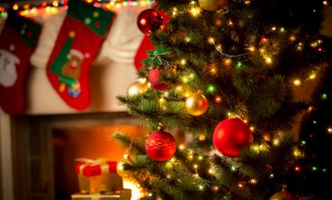 Πόσα λαμπάκια χρειάζεσαι για να στολίσεις το χριστουγεννιάτικο δέντρο – Ο «χρυσός» κανόνας