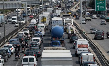 Απομακρύνθηκε η νταλίκα από την εθνική οδό στη Λυκόβρυση – Αποκαθίσταται η κυκλοφορία