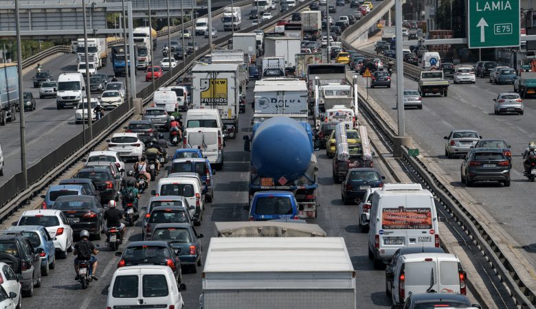 Απομακρύνθηκε η νταλίκα από την εθνική οδό στη Λυκόβρυση – Αποκαθίσταται η κυκλοφορία