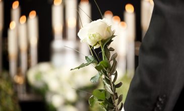 Oδύνη στην κηδεία της 19χρονης Αγλαΐας που σκοτώθηκε σε τροχαίο – Κατέρρευσε η μητέρα της