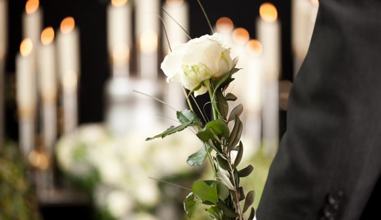Oδύνη στην κηδεία της 19χρονης Αγλαΐας που σκοτώθηκε σε τροχαίο – Κατέρρευσε η μητέρα της