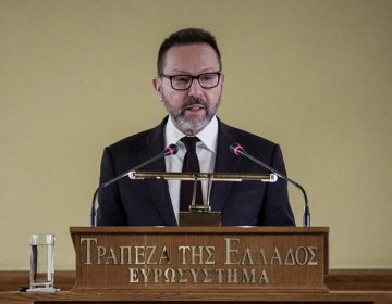 Αντίθετος σε μείωση των επιτοκίων το Δεκέμβριο ο Στουρνάρας