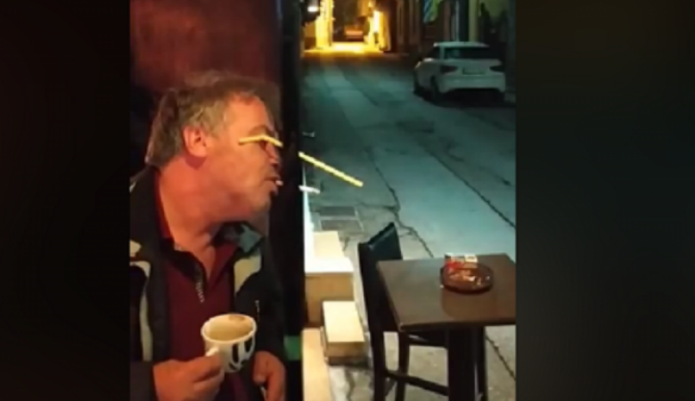 Ο απίστευτος τρόπος που βρήκε να καπνίζει μέσα σε καφετέρια χωρίς πρόστιμο