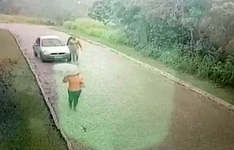 Βίντεο καταγράφει γυμνό άνδρα που κυνηγά γυναίκα για να τη βιάσει