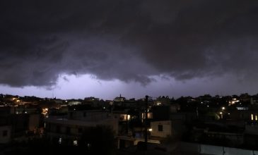Η κακοκαιρία «χτύπησε» την Αθήνα με βροχές και καταιγίδες