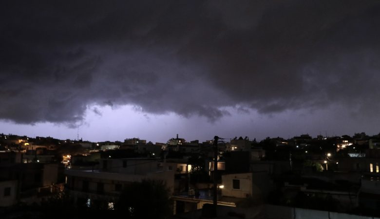 Η κακοκαιρία «χτύπησε» την Αθήνα με βροχές και καταιγίδες