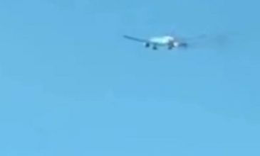 Βίντεο με αεροπλάνο που πήρε φωτιά στον αέρα